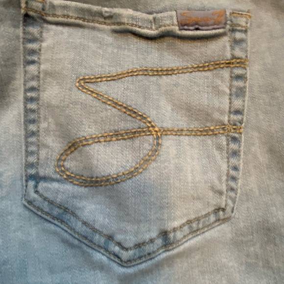 Seven7 Weekend Short High-Rise Jean Shorts with Mild Distressing Size 4 - Picture 6 of 13